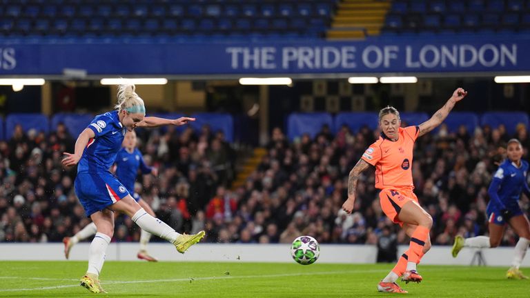 Chelsea's Ellie Carpenter scores their side's first goal of the game during the UEFA Women's Champions League, league phase match Stamford Bridge, London. Picture date: Thursday November 20, 2025. PA Photo. Photo credit should read: John Walton/PA Wire...RESTRICTIONS: Use subject to restrictions. Editorial use only, no commercial use without prior consent from rights holder.