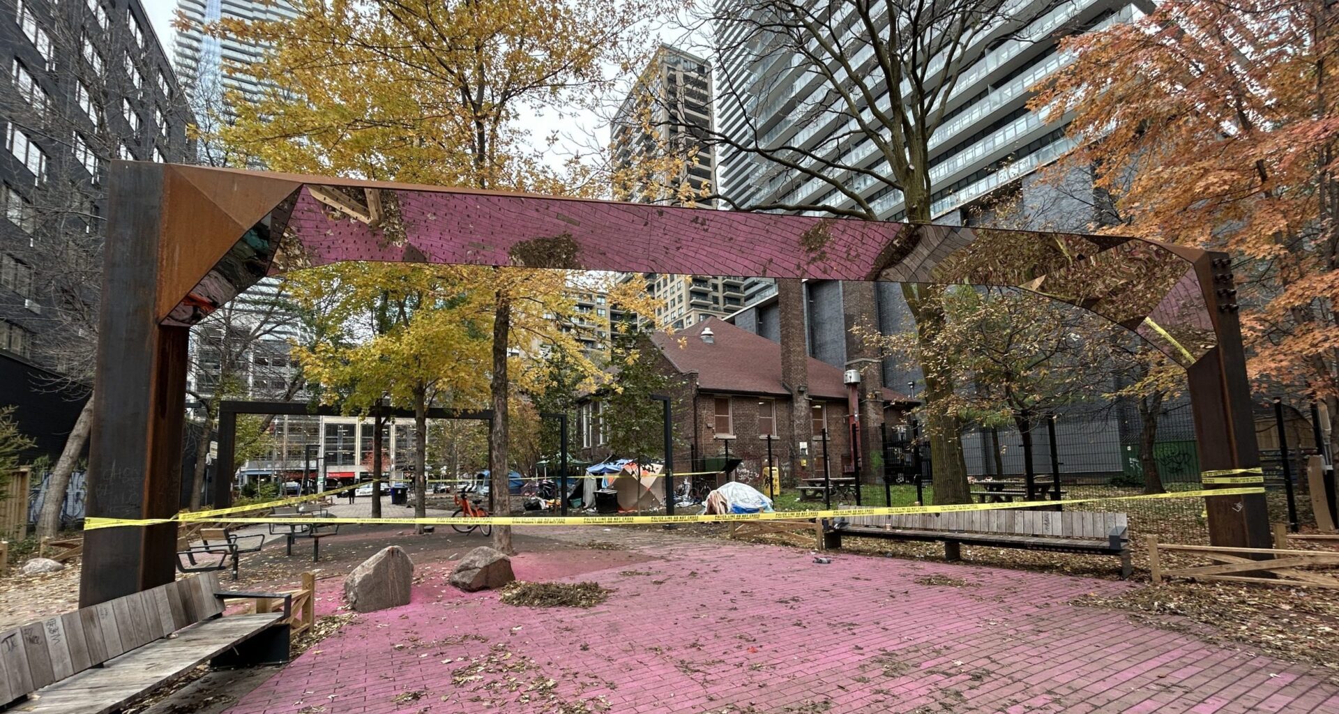 1 critically injured in daylight stabbing at downtown Toronto park; suspect sought