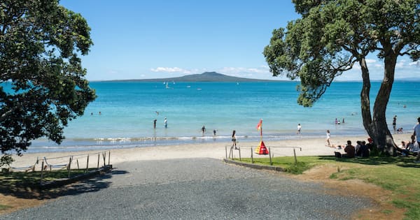 Man dies after being found unresponsive in water at Auckland beach