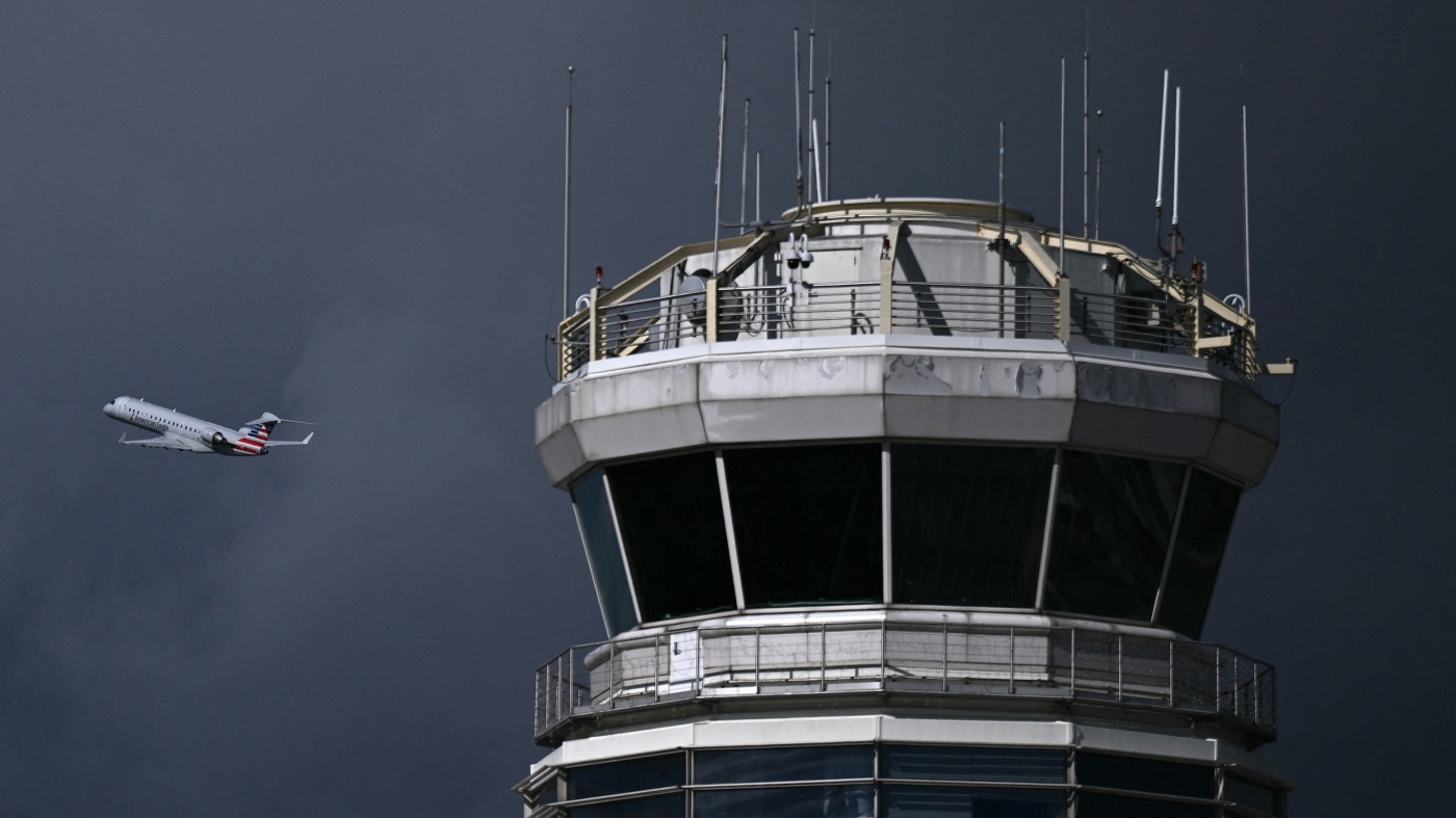 Air traffic controllers warn of ‘tipping point’ during shutdown : NPR