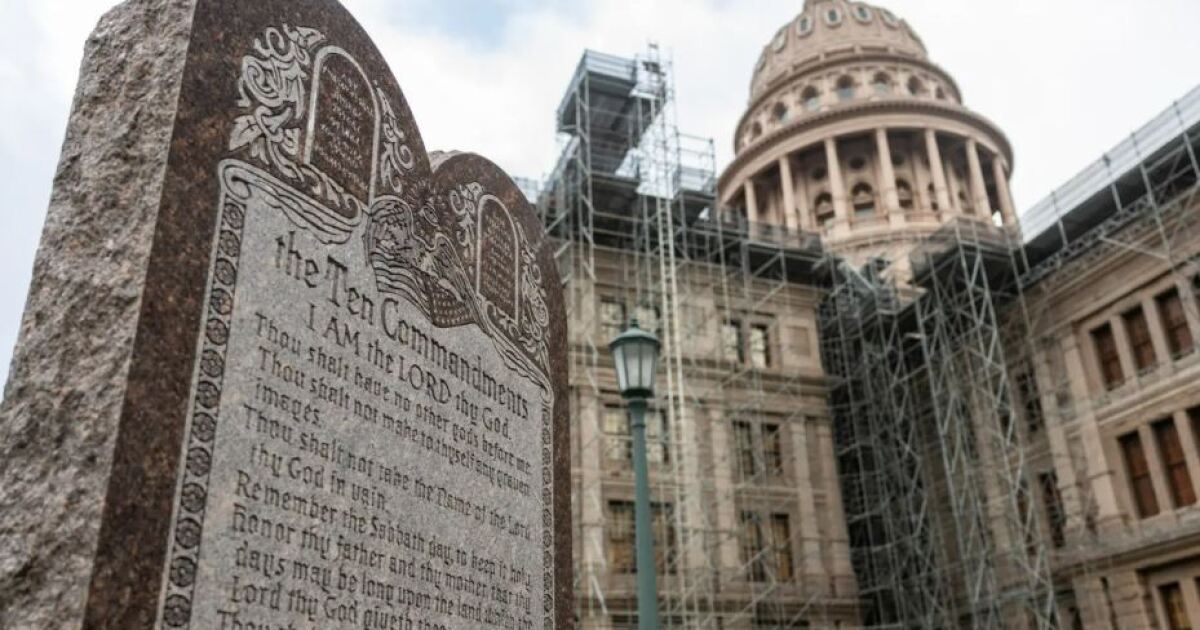 Federal judge orders Arlington, Fort Worth ISDs to remove Ten Commandments displays