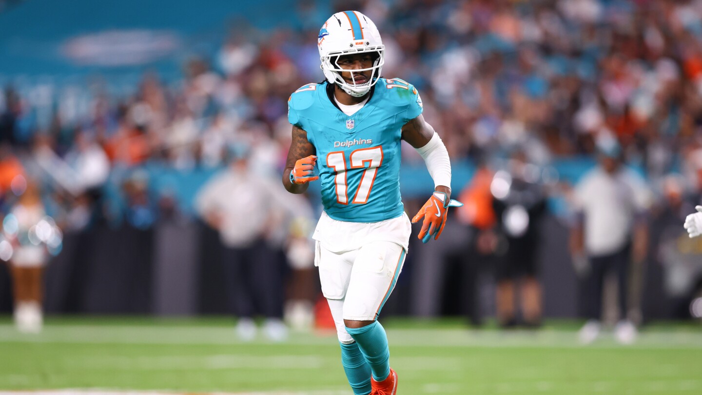 Report: Bills tried to trade for Jaylen Waddle, Quinnen Williams