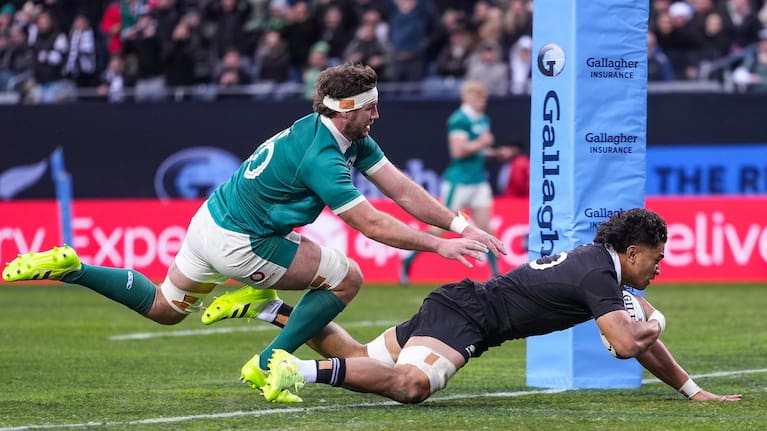 Loose forward Wallace Sititi scores against Ireland in Chicago.