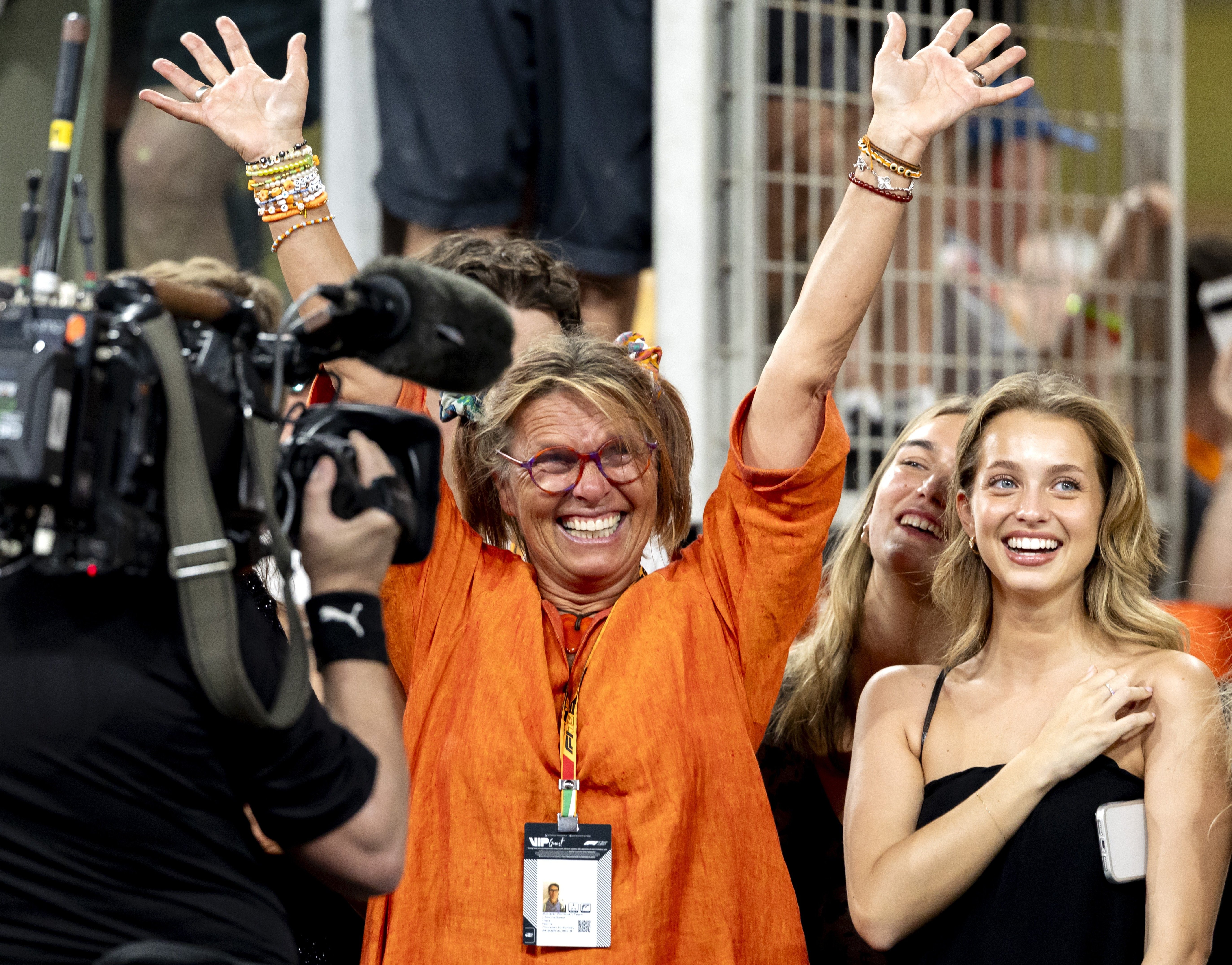 Cisca Wauman and Margarida Corceiro celebrate Lando Norris's victory.
