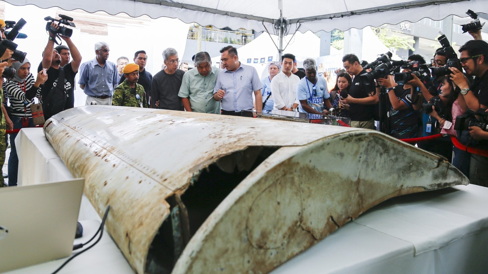 Search for missing Malaysia Airlines flight to resume