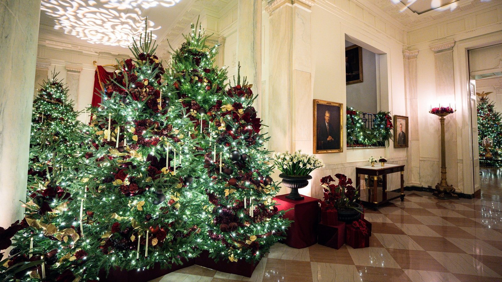 White House gets scaled-down Christmas display