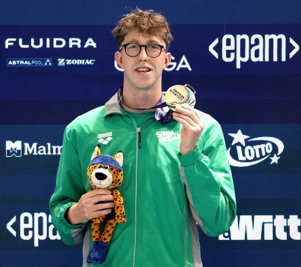 4 December 2025; Daniel Wiffen of Ireland with is gold medal after winning the Men's 1500m Freestyle final during day three of the European Short Course Swimming Championships at Lublin in Poland. Photo by Nikola Krstic/Sportsfile