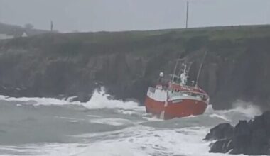 Large trawler runs aground off Daingean Uí Chúis