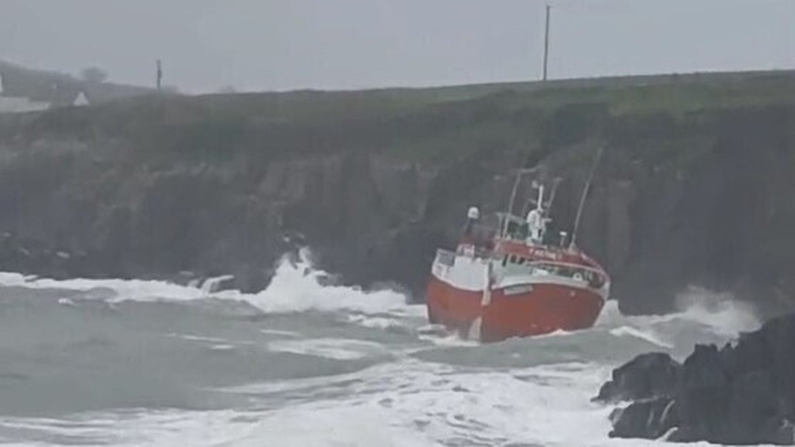 Large trawler runs aground off Daingean Uí Chúis