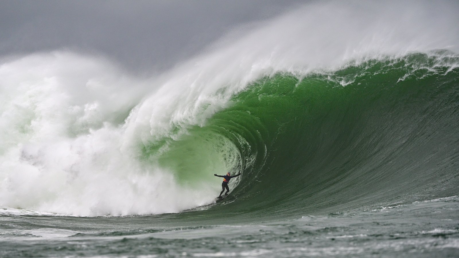 Top surfers in Mullaghmore for 'spectacular' winter waves