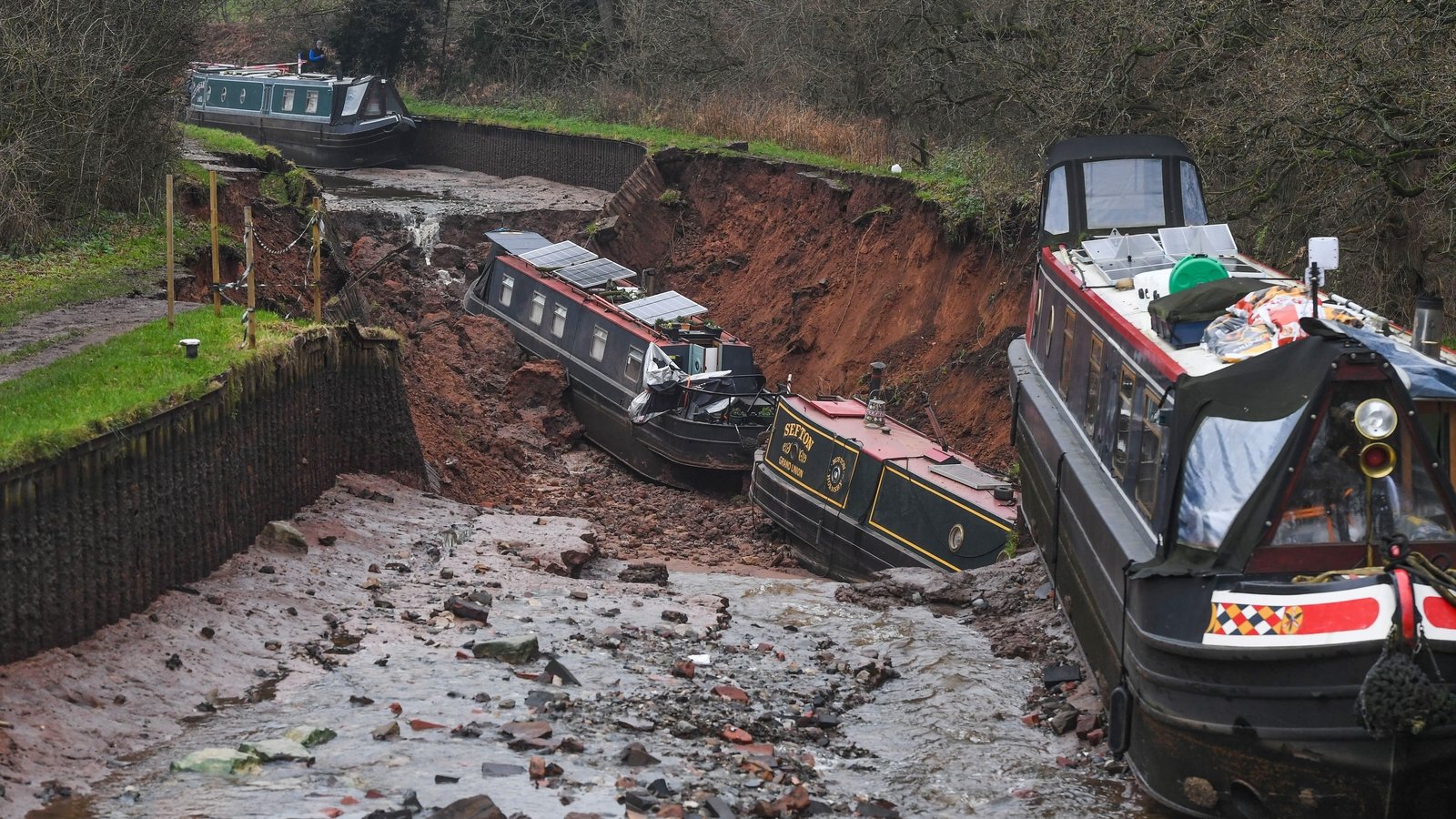 Major incident as sinkhole leaves boats stranded in UK