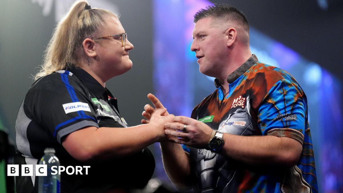 Daryl Gurney shakes hands with Beau Greaves