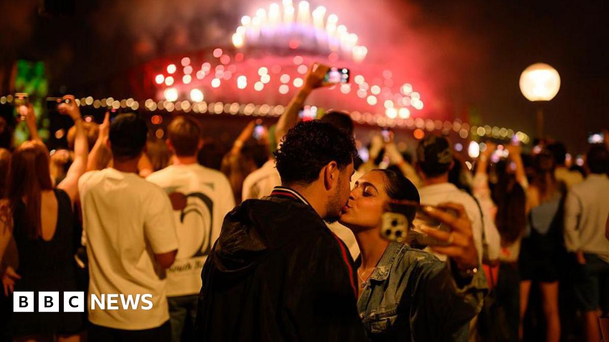Two people kissing during the fireworks in Sydney