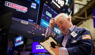 Treasury yields dip as stronger GDP data clouds rate path