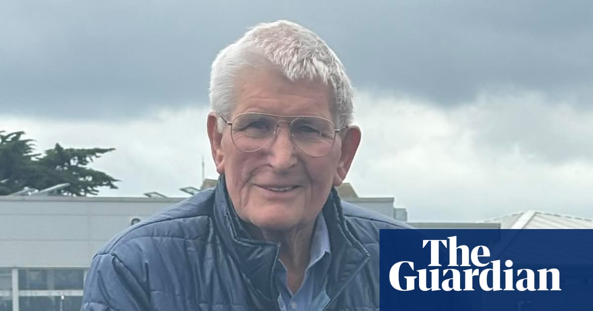 Pensioner ‘fined £250 for spitting’ after leaf blew into his mouth | Lincolnshire