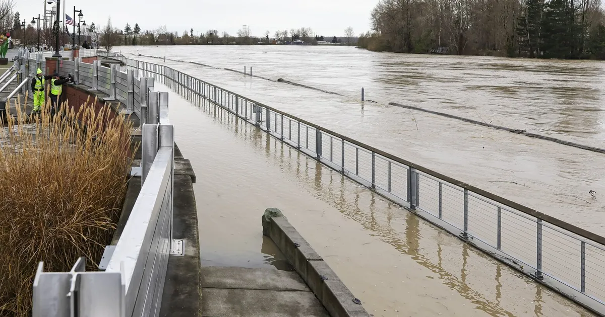 Authorities keep eye on levees as Skagit River nears crest