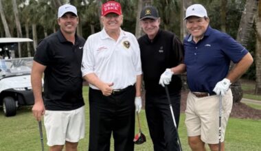 Wayne Gretzky seen playing golf with president