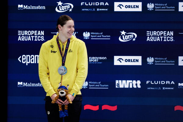 Roos Vanotterdijk wins silver in the 50m butterfly with a new Belgian record