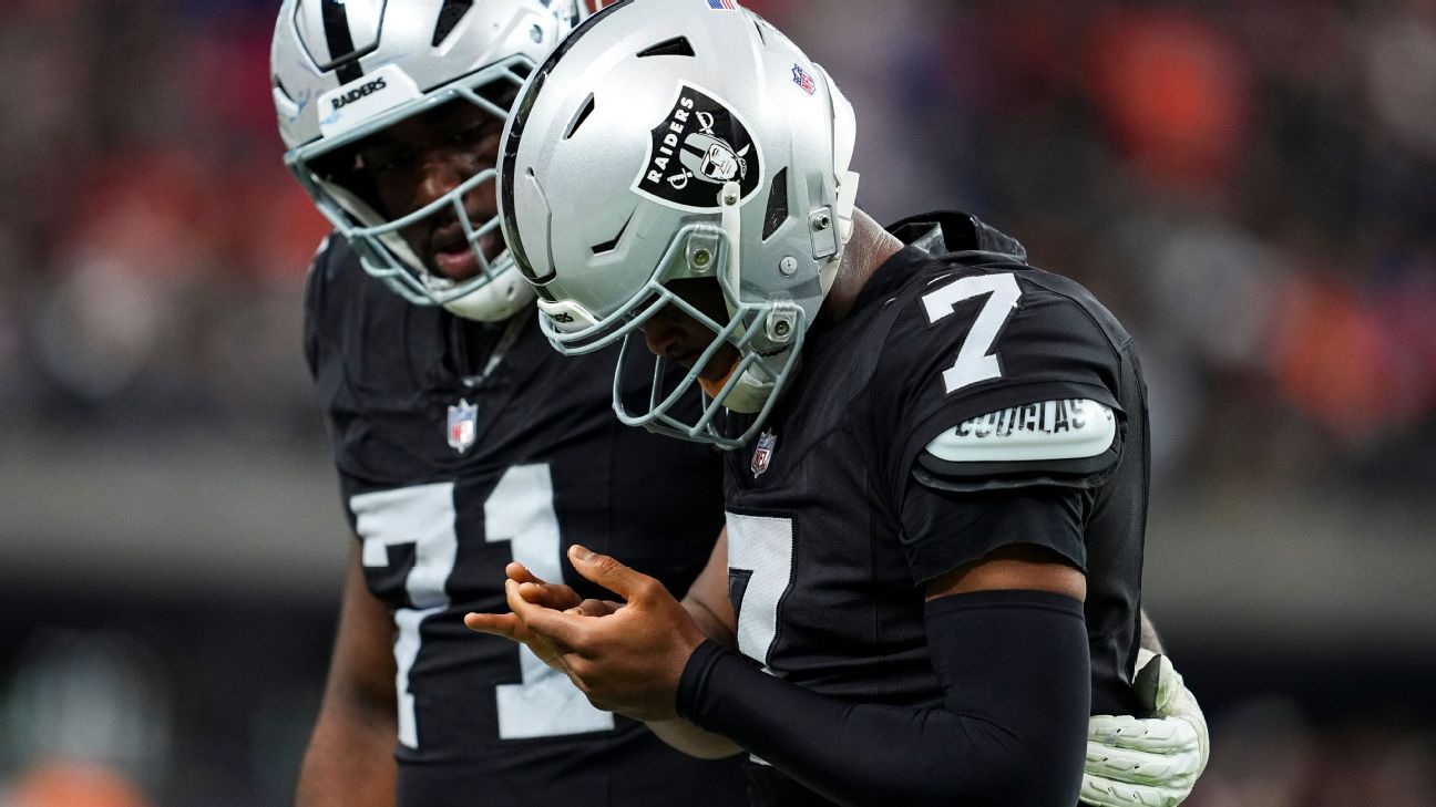 Geno Smith exits Raiders' loss with right shoulder injury