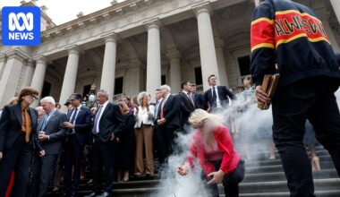 Victorian government makes historic apology to Aboriginal people following signing of treaty