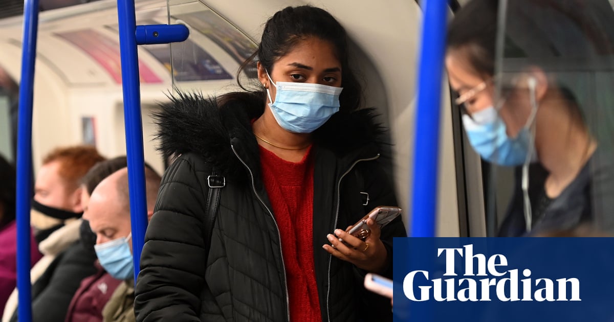People urged to wear masks when they are ill as UK faces ‘tidal wave’ of flu | Flu