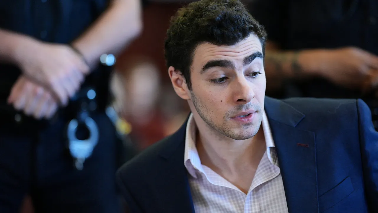 Luigi Mangione surprised by crowd at Pennsylvania arraignment hearing