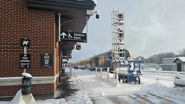 Via Rail passengers finally on the move after being stranded overnight in Brockville, Ont.