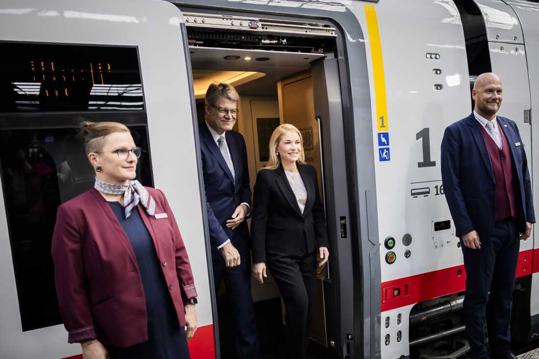German Transport Minister Patrick Schnieder (second from left) and Evelyn Palla (third from left), CEO of Deutsche Bahn, get off the train at the premiere of the new Intercity Express train at Berlin Ostbahnhof, Oct. 17.