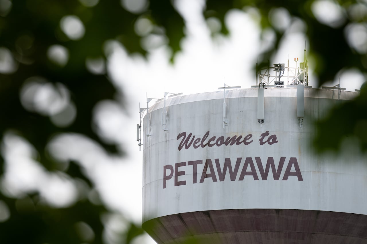 A white water tower with a 'welcome to Petawawa