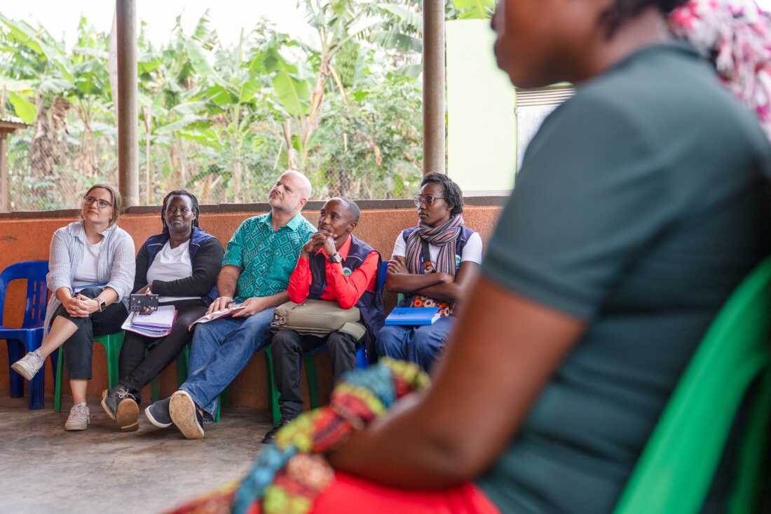 Economic Dean Karlan (in blue shirt) meets with a group of refugees to discuss their participation in a program that lets them borrow money from a block grant to set up a small business. Karlan is flanked, from left to right, by research associate Natalia Seimel, and staff from the AVSI Foundation, which helps run the program: Rita Larok, Sibomana Eric and Ruth Ninsiima. 