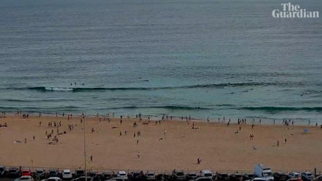 Surf camera in Australia shows beachgoers fleeing Bondi beach during shooting – video 
