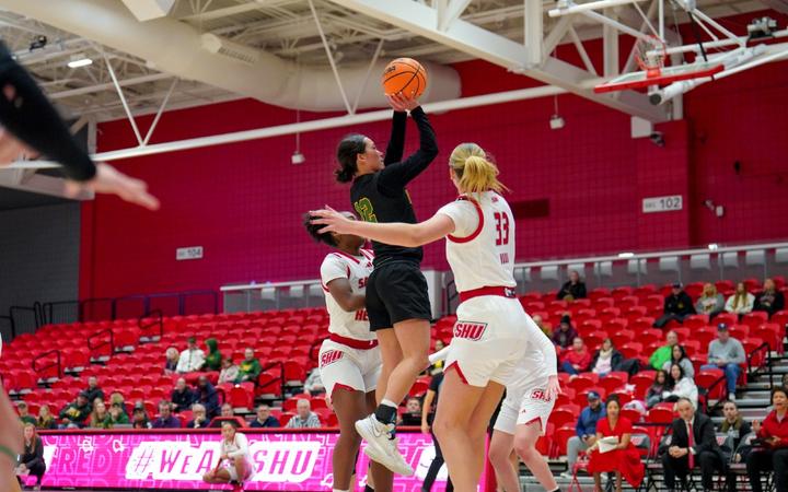 Women's Basketball Tops Sacred Heart Behind Priede’s 25-Point Double-Double
