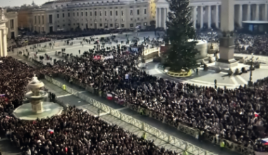 Crowds gathered in St Peter's Square - Screenshot