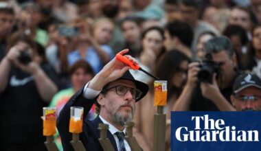 Candles burn across Australia as the nation hopes light will defeat the darkness | Bondi beach terror attack