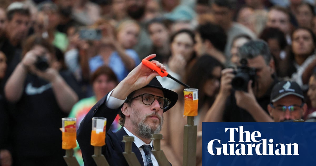 Candles burn across Australia as the nation hopes light will defeat the darkness | Bondi beach terror attack