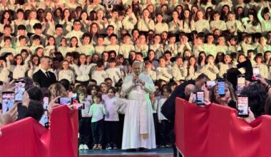 Pope to school children: At Christmas, build peace and unity