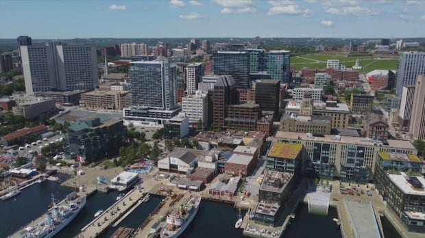 Nova Scotia’s population dips for the first time since 2020