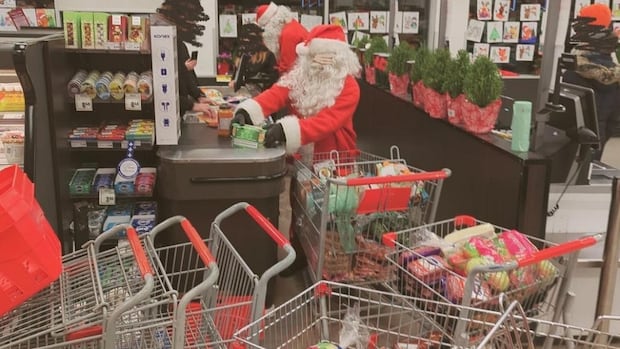 Thieves dressed as Santa and his elves steal $3K worth of goods from Montreal grocery store