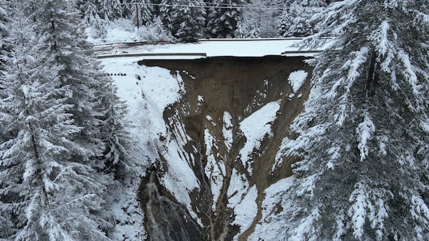 Highway 3 between Princeton and Hope, B.C., will stay closed for several weeks