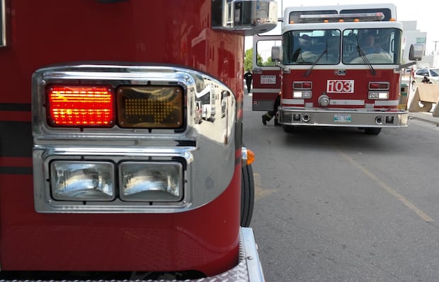 Blaze at south Winnipeg condo building sends firefighter to hospital, city fire service says