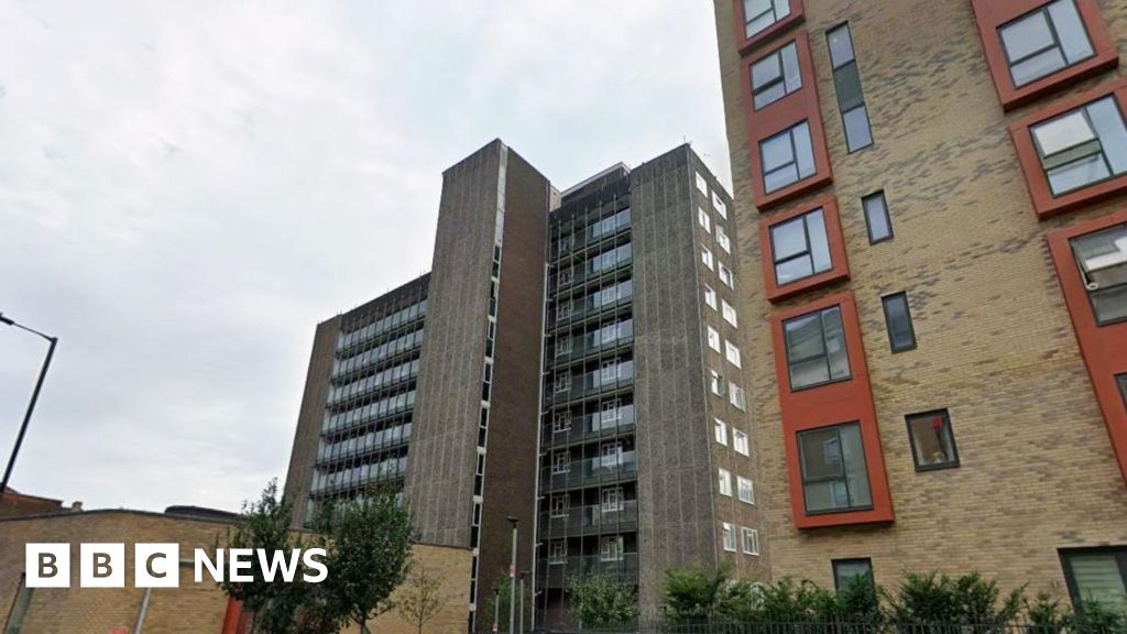 Man, 40, dies in stabbing in Maida Vale flat
