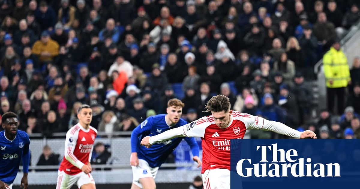 Viktor Gyökores holds nerve to sink Everton and keep Arsenal top of pile | Premier League