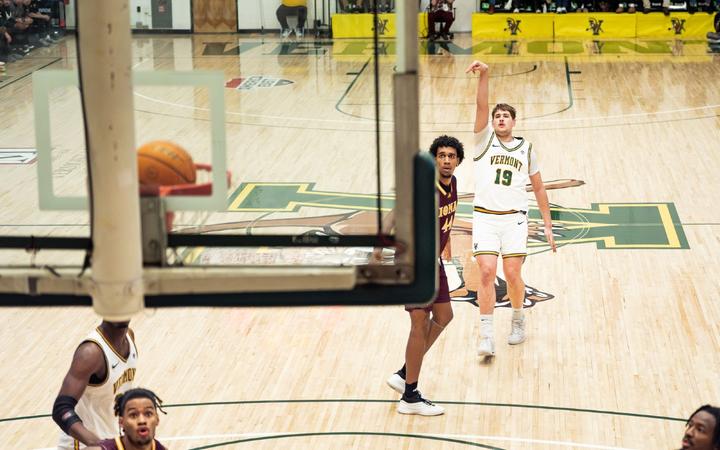 Men’s Basketball Goes Toe-to-Toe with Iona Ahead of Holiday Break