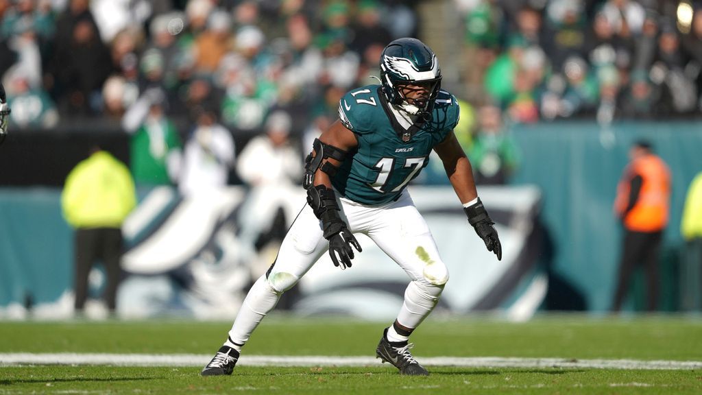 Eagles LB Nakobe Dean exits win with hamstring injury