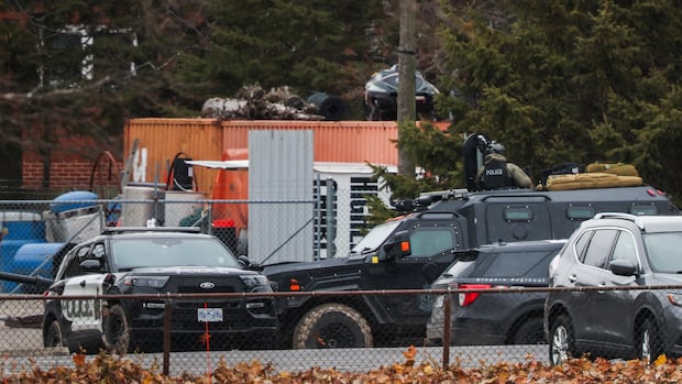 Man accused of shooting officer in Welland, Ont., remains in hospital, Niagara police say