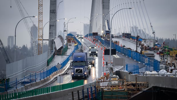 One lane opens on long-awaited Pattullo Bridge replacement