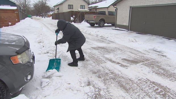 Some Winnipeggers still digging out after residential parking ban ends