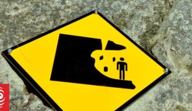 Rockfall blocks state highway | RNZ News