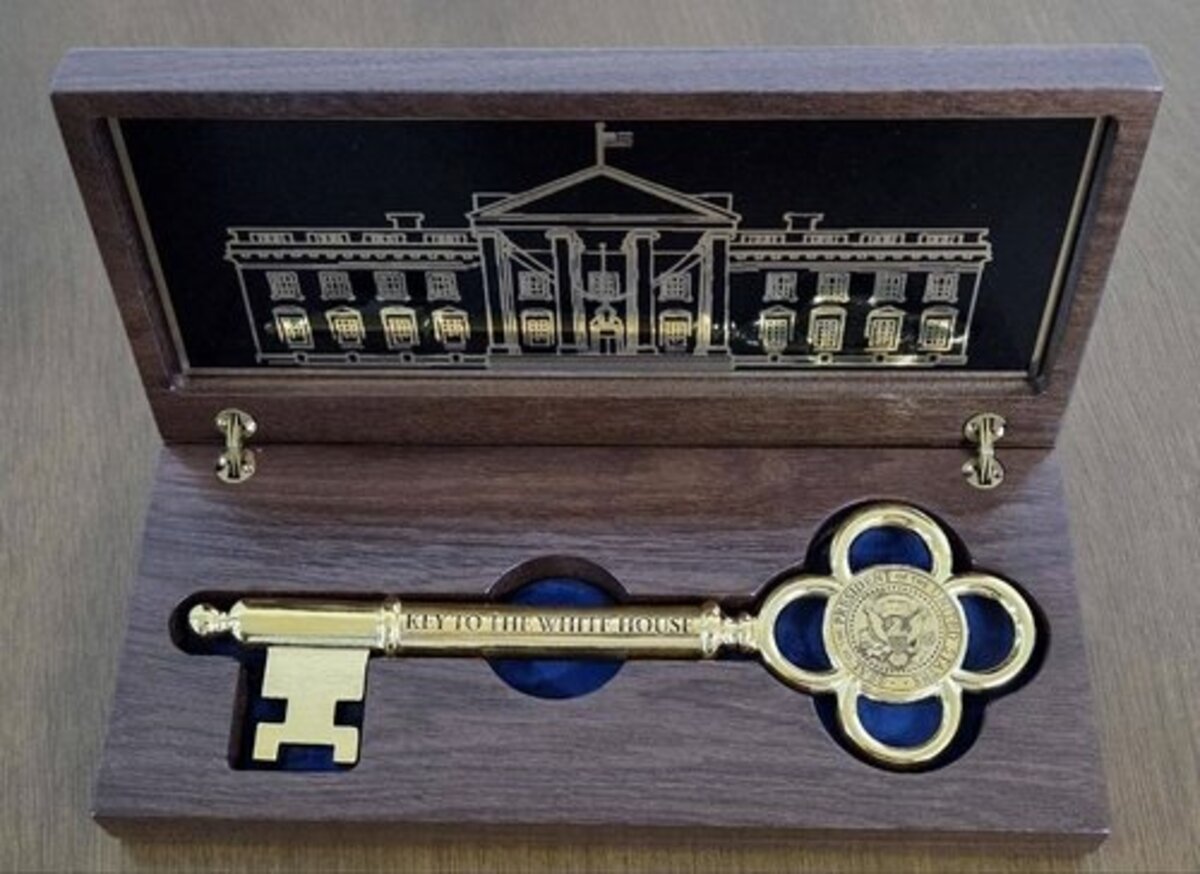 Trump gifts gold key to White House to S. Korea's Lee
