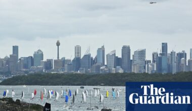 LawConnect leads Sydney to Hobart fleet out of the Heads with rough seas ahead | Sydney to Hobart yacht race